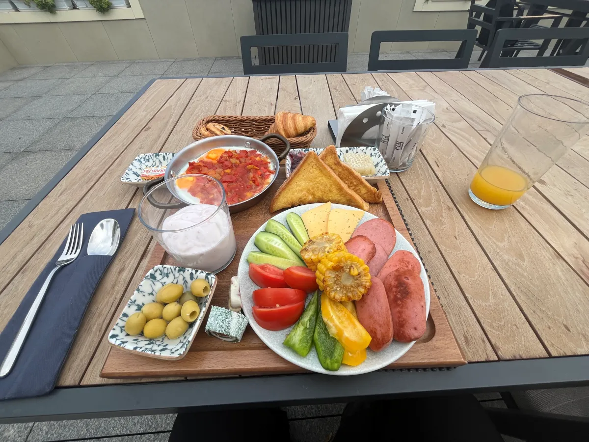 스타일로호텔-테라스-식탁에-조식-차림