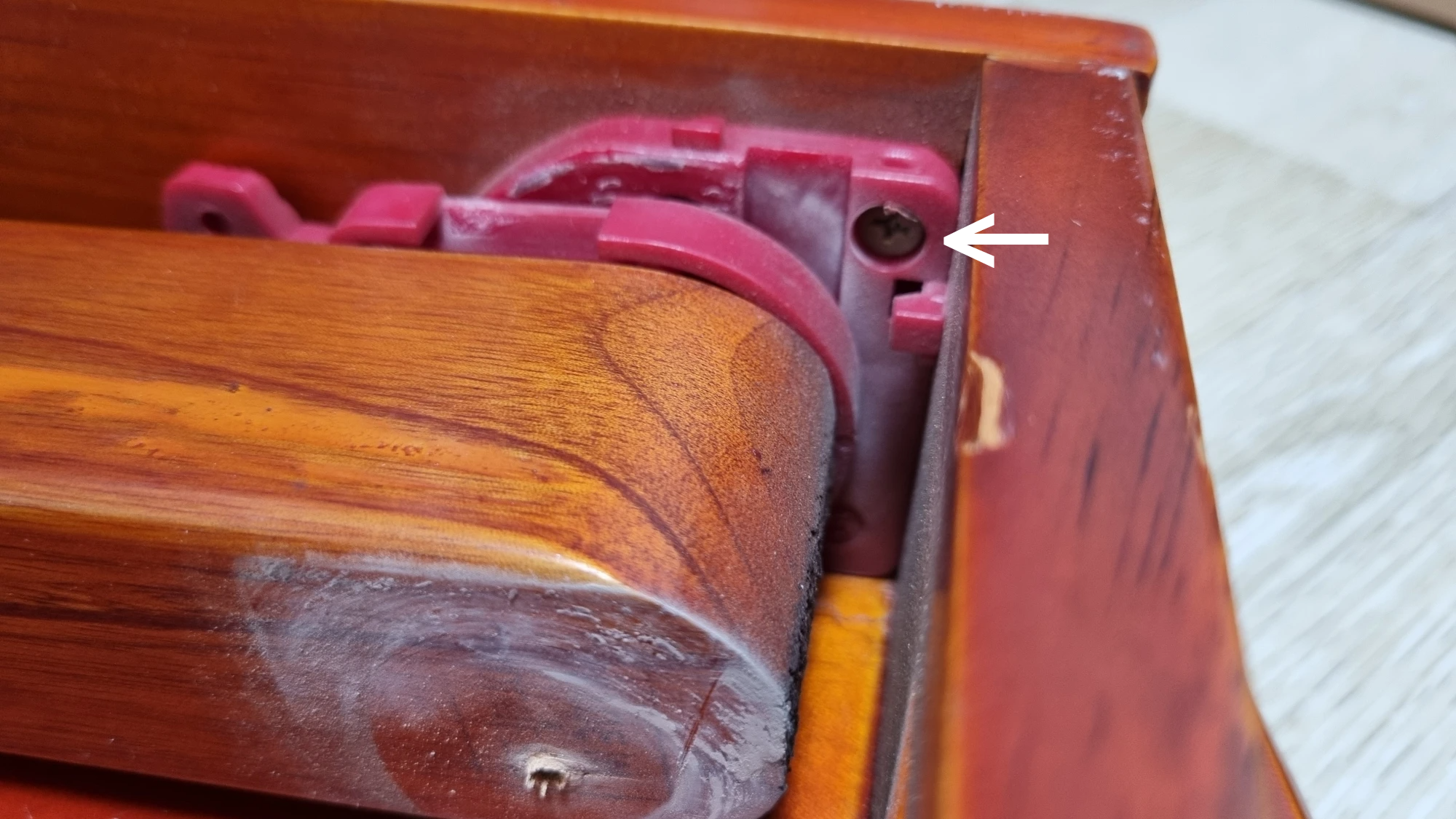 다리 고정 볼트 위치