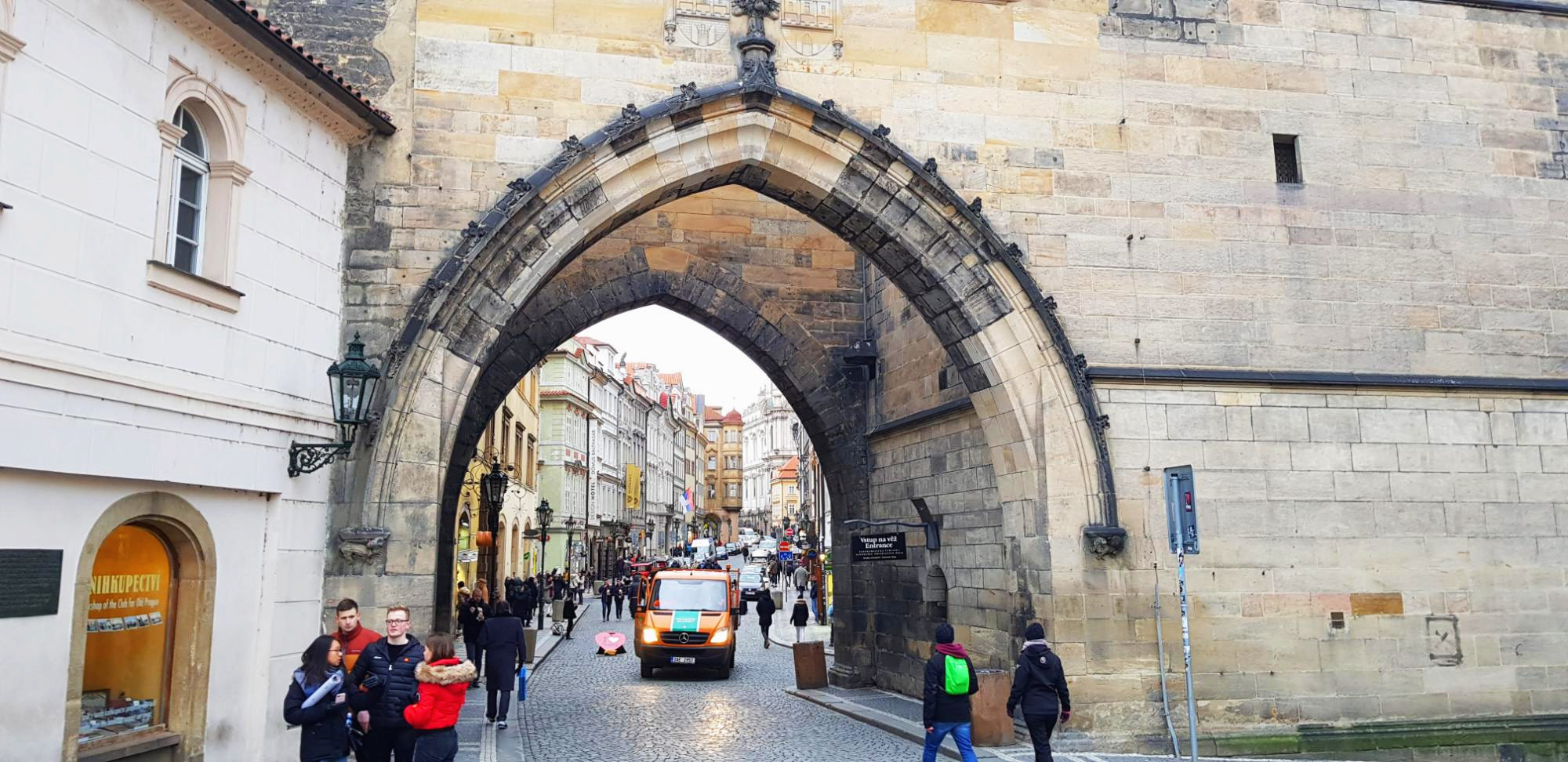 체코 프라하 카를교를 지나서