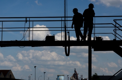 건설-현장-서있는-근로자