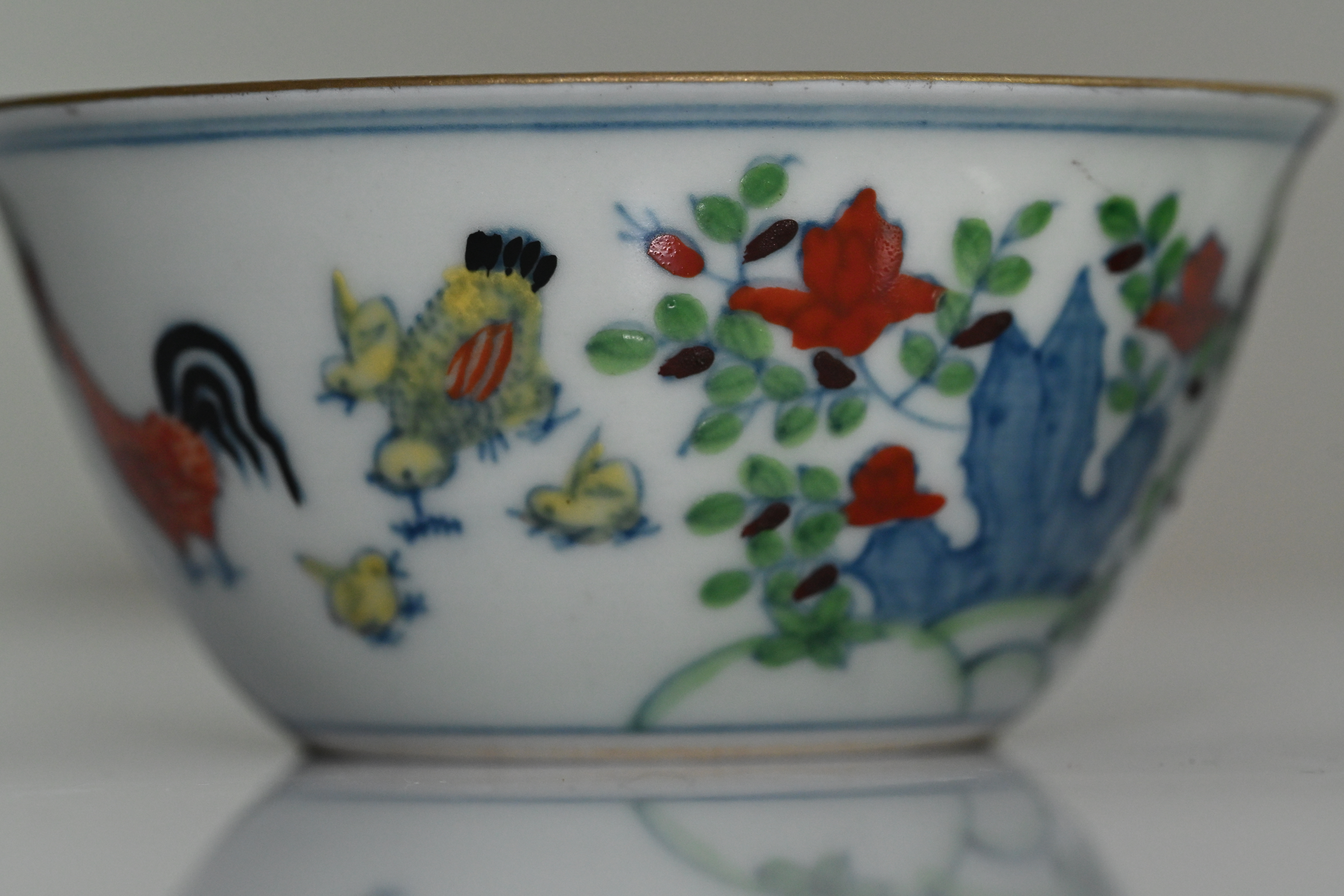 * **名称 Description:** 明代成化年鸡缸杯 (명대 성화년 계항배) * **年代 Period:** 明 代 (명대) * **质地 Quality:** 陶 瓷 (도자) * **尺寸 Size:** 高: 3.8cm 口径: 8cm * **质量 Weight:** 一对 (한 쌍)