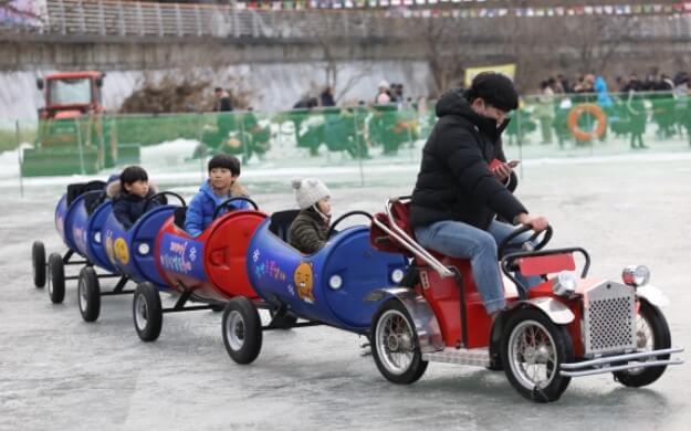 안동 암산얼음축제&amp;#44; 썰매&amp;#44; 빙어낚시&amp;#44; 송어잡기&amp;#44; 자연 그대로의 아름다움을 간직한 안동 암산에서 개최되었습니다.