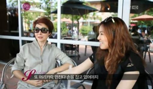 금보라와 딸 김현진이 함께 쇼핑하며 다정하게 대화하는 장면