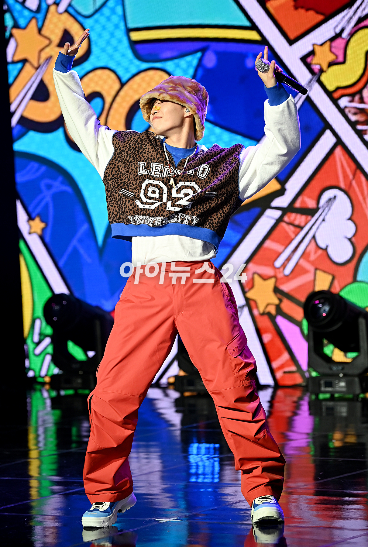 가수 김재환이 20일 오후 서울 강남구 일지아트홀에서 열린 여섯 번째 미니앨범 'J.A.M(잼) 발매 기념 미디어 쇼케이스에서 포토타임을 갖고 있다. [사진=곽영래 기자]