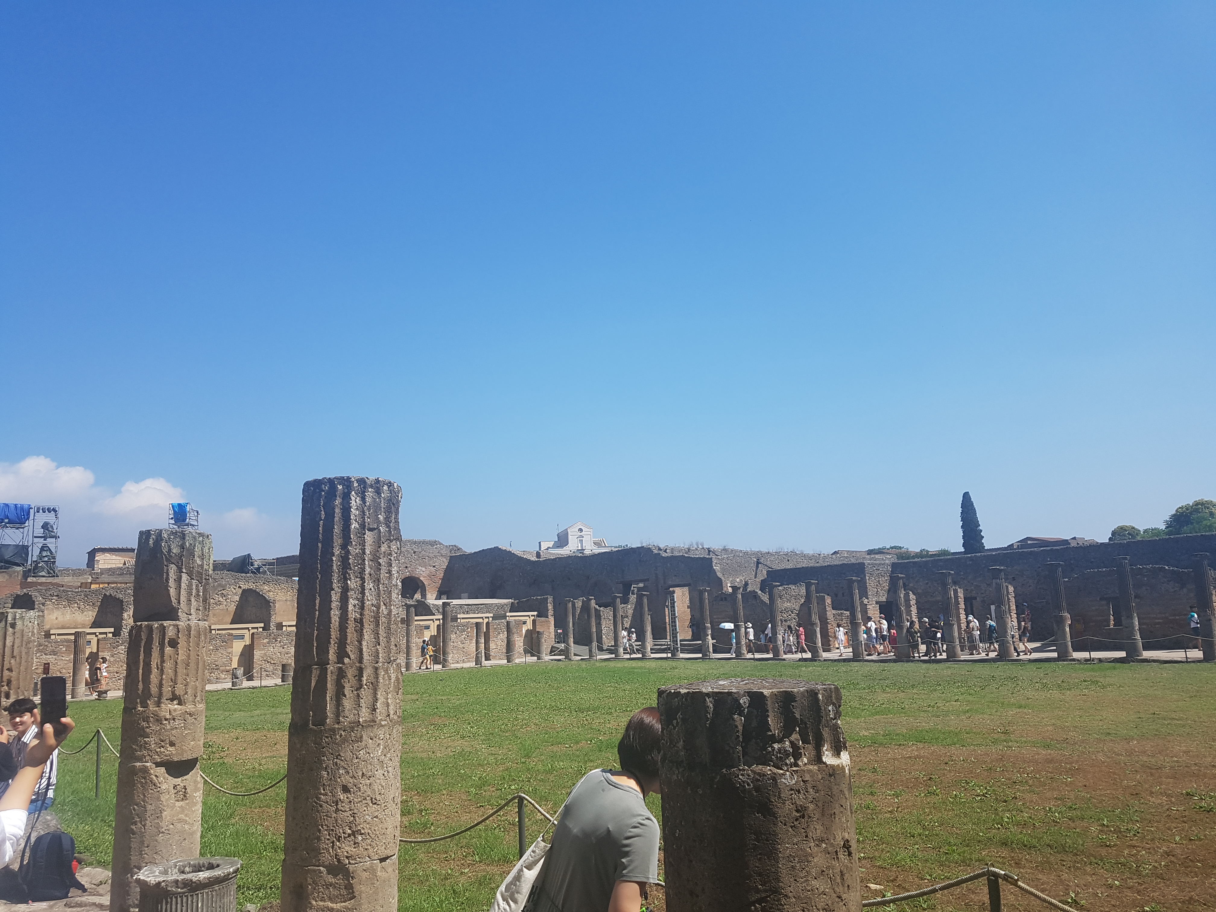 이탈리아 남부 나폴리 인근 에 위치한 고대 도시 유적지인 폼페이(Pompeii)의 모습