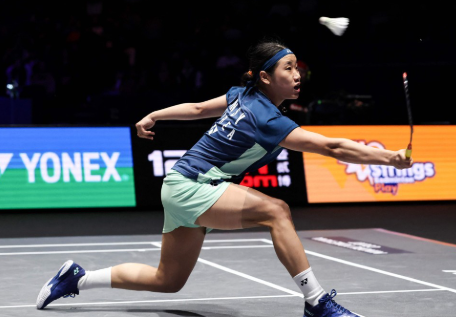 안세영이 셔틀콕을 쳐서 받아 넘기고 있다