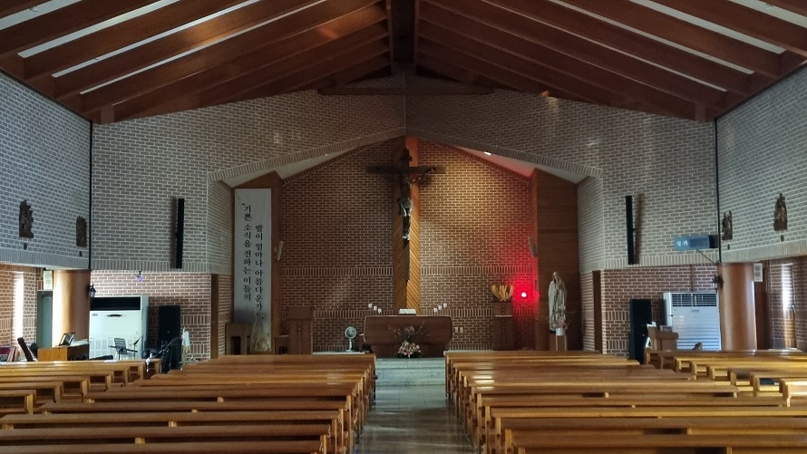 경주 성동성당 성전 안 십자고상, 감실, 성모상, 제대, 제단 사진
