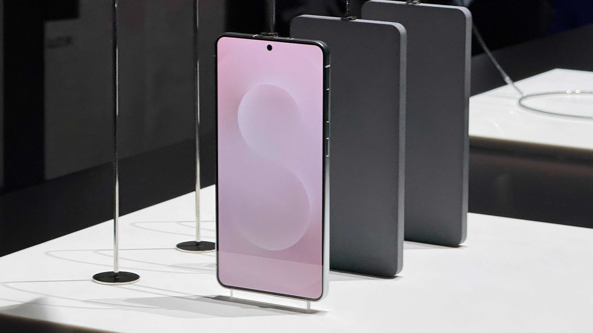 곧 정식 공개를 앞두고 있는 갤럭시 S25 엣지