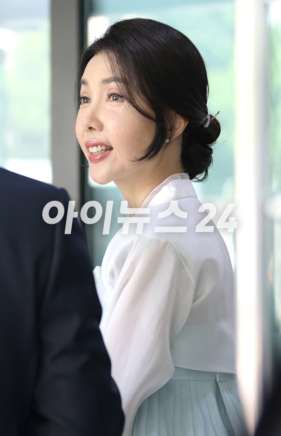 '한복 곱게 입은 안사돈들'백지연 전 앵커와 정몽원 HL그룹 회장의 부인 홍인화 씨가 2일 서울 종로구 도렴동 종교교회에서 열린 백 전 앵커의 외아들 강인찬 씨와 정몽원 회장의 차녀 정지수 씨의 결혼식을 앞두고 취재진들에게 감사 인사를 전하고 있다. [사진=정소희 기자]