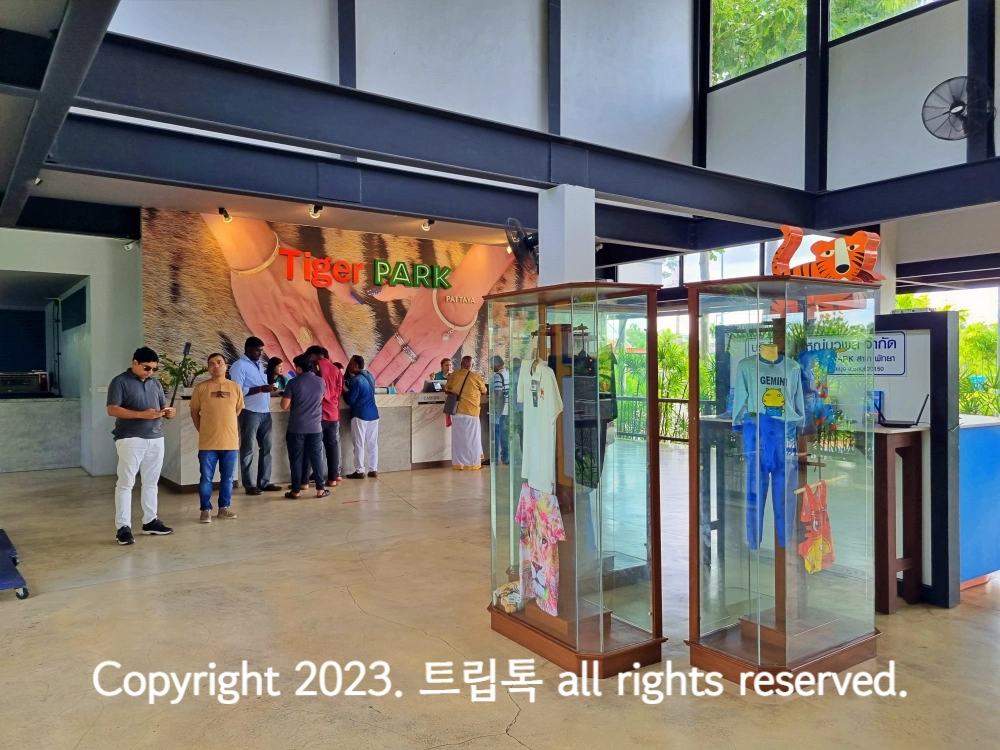 입구에서 여러사람이 입장권을 사기위해 기다리고 있다