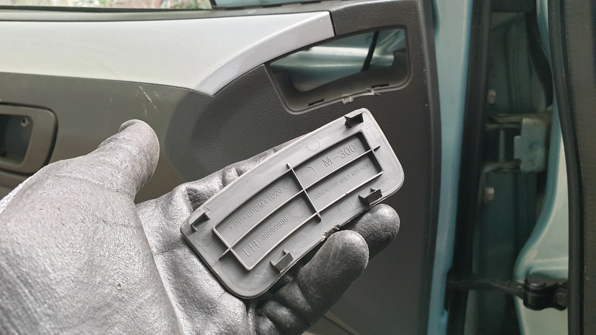 사이드미러 볼트 커버 열린 모습