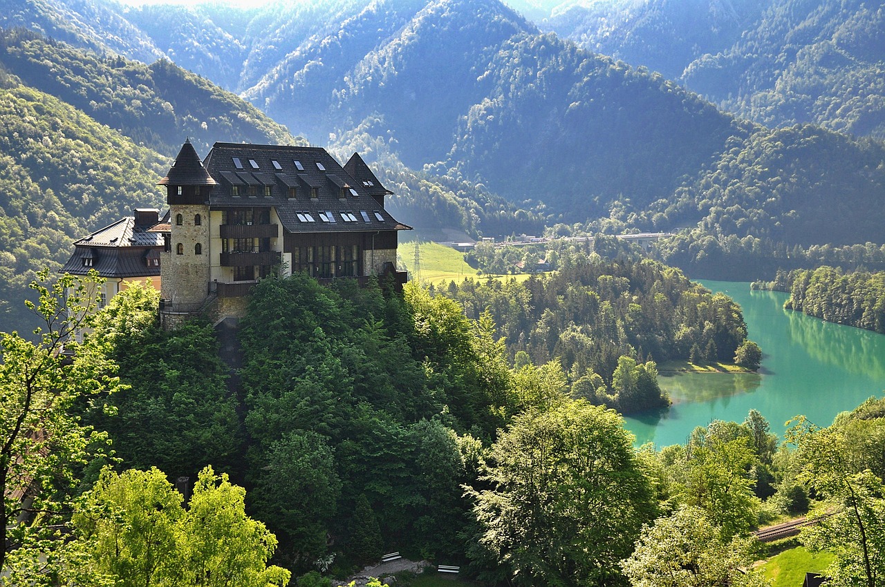 자연속의 성이 깨끗이 보이는 모습