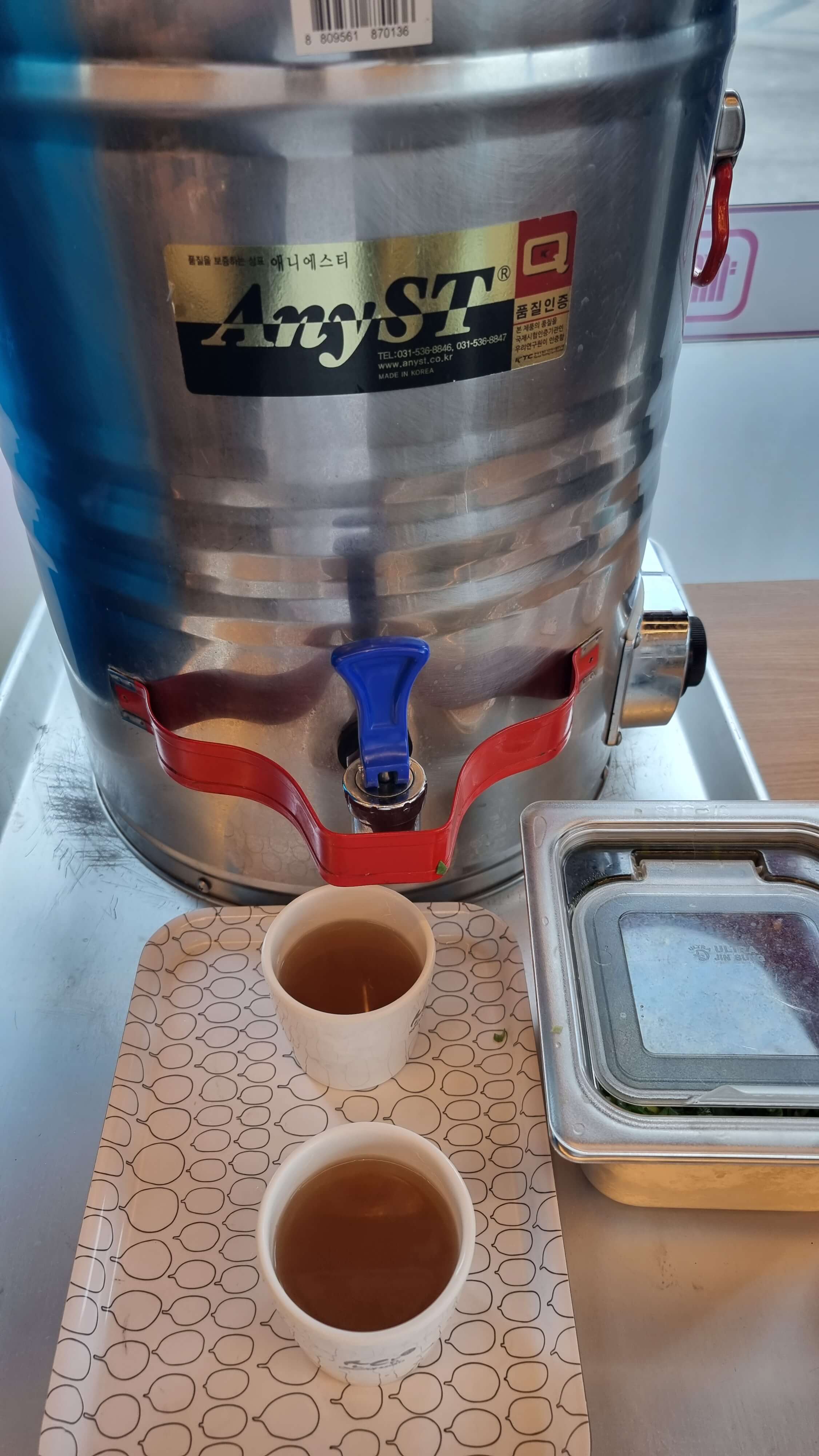 육수용컵으로 육수를 담아감