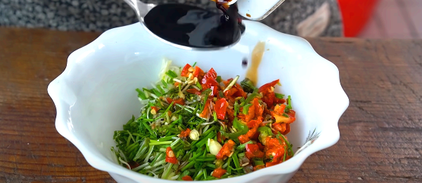 달래 양념장 만드는 모습