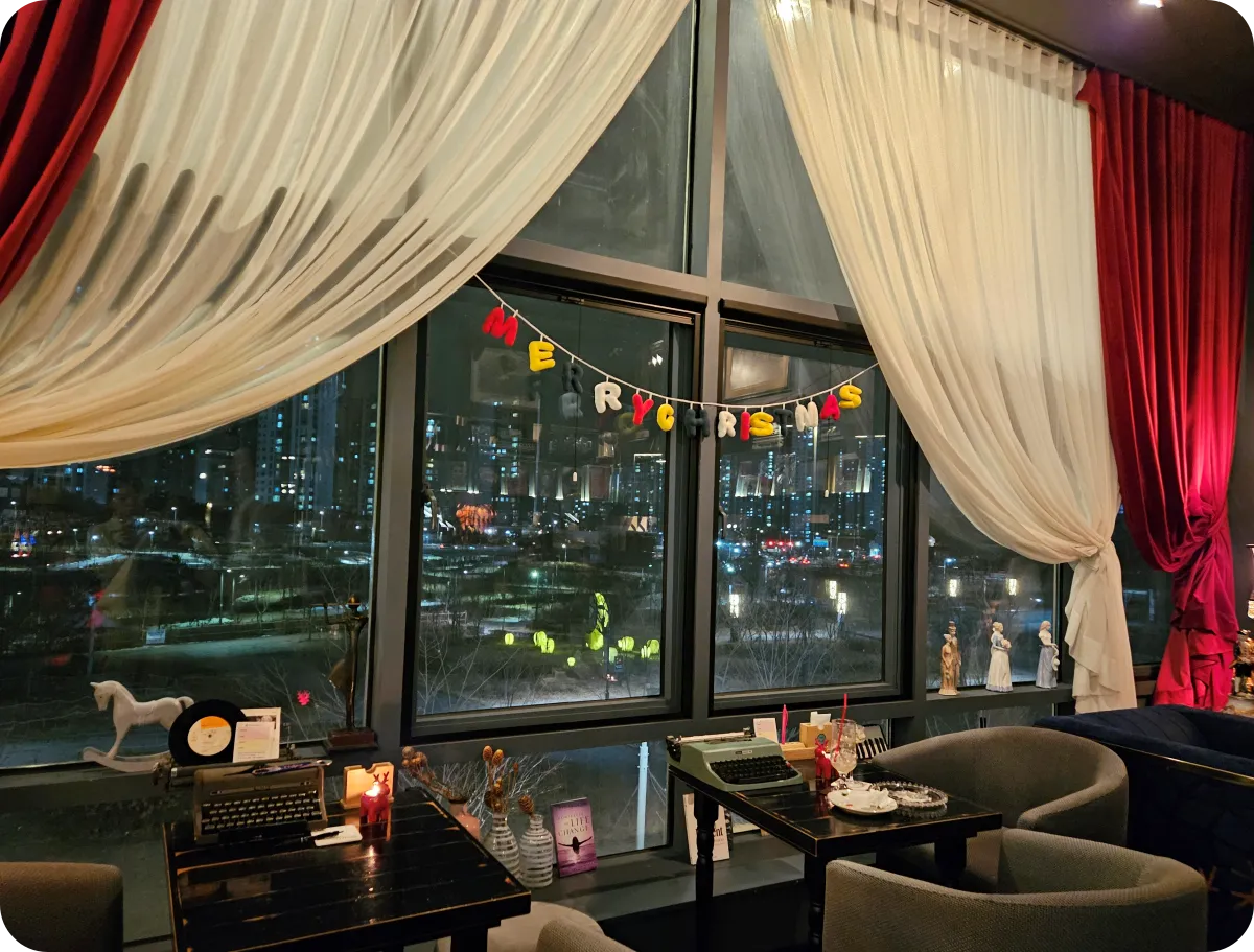 12인치-LP-사운드바-미사-한강-공원-창가석-뷰-2인-테이블-메리크리스마스-장식