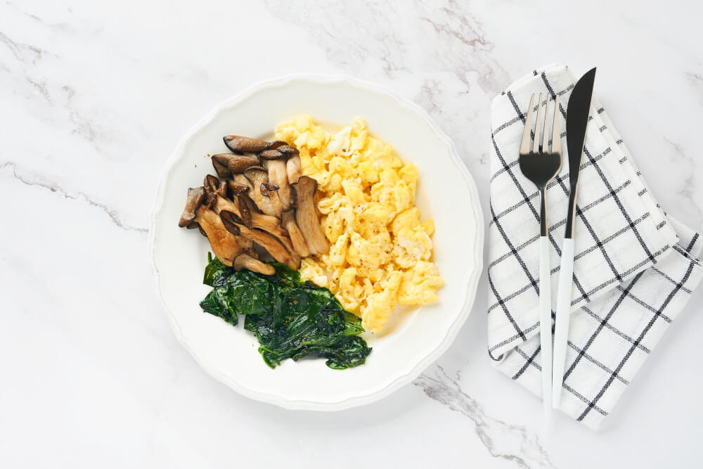 흰 접시에 담긴 스크램블 에그