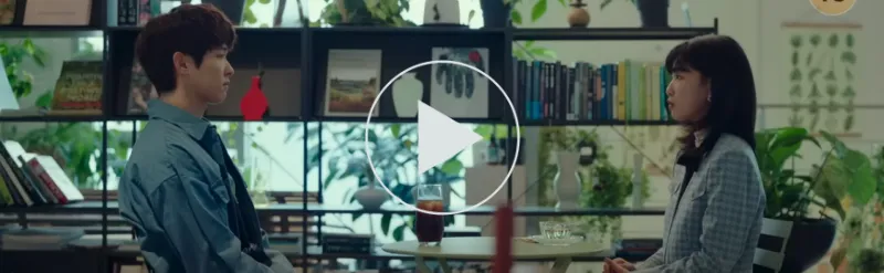 책장이 있는 어느 카페에 원형 테이블을 가운데 두고 앉아 있는 하윤경의 이번 생도 잘 부탁해의 11회 장면