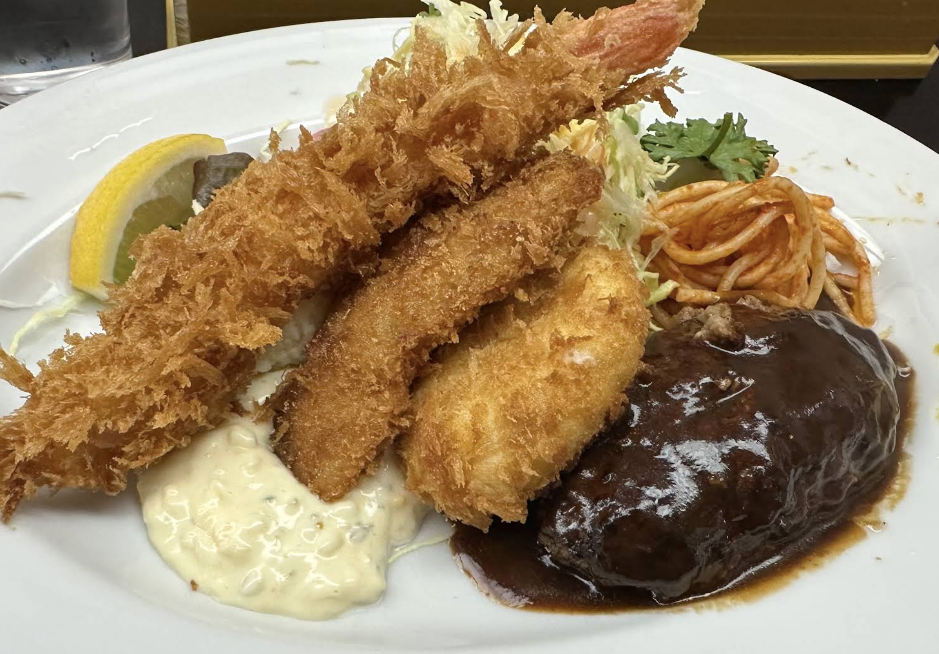 오므라이스를 시켰다면 함바그와 새우튀김을 곁들이면 더 좋다