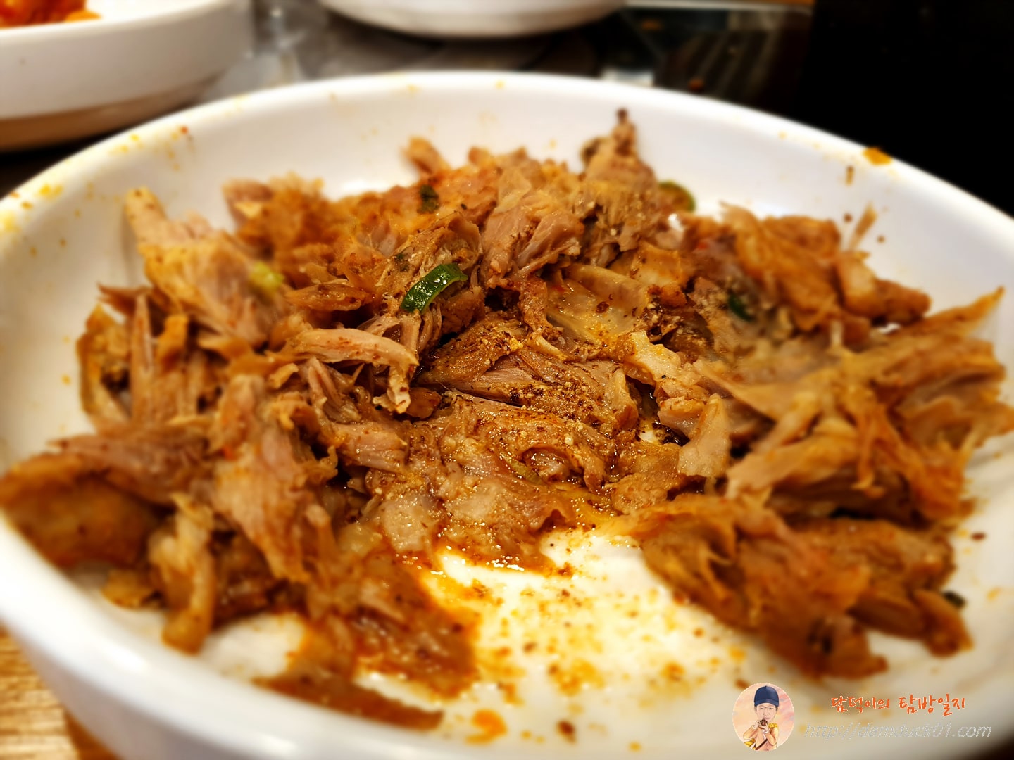 뼈다귀 2개에서 분리된 살코기