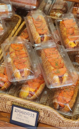 4) 단호박사라다 가격 3,500원 설명 단호박 샐러드가 들어간 시즌 한정 메뉴 후기 달달한 단호박과 샐러드의 조합이 신선하고, 여름에 특히 인기가 많습니다.