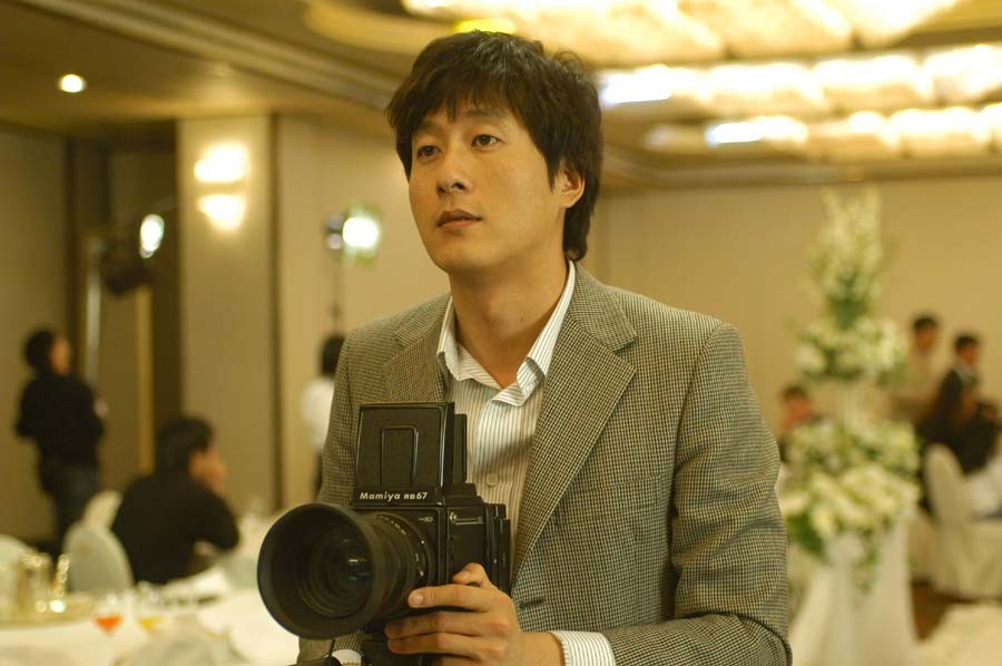 결혼식에서 사진을 찍고 있는 사진사 광식