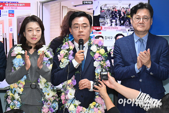 진교훈 더불어민주당 서울 강서구청장 보궐선거 후보가 11일 밤 강서구 마곡동 캠프사무실에서 당선이 확실시 되자 소감을 밝히고 있다. [사진=사진공동취재단]