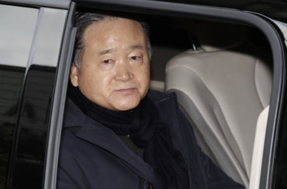 계열사 직원들의 민주노총 탈퇴 강요 의혹 등을 받고 있는 허영인 SPC 그룹회장이 5일 구속됐다. 남천규 서울중앙지법 영장전담 부장판사는 이날 새벽 "증거인멸의 염려가 있다"며 구속영장을 발부했다. 사진은 SPC 그룹 계열사 밀다원 주식을 저가에 양도한 혐의로 기소된 허 회장이 지난 2월2일 오전 서울 서초구 서울중앙지방법원에서 열린 1심 선고 공판에서 무죄를 선고받은 뒤 법정을 나서고 있는 모습. [사진=뉴시스]