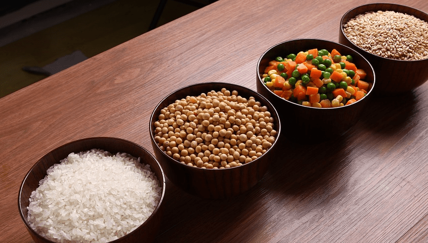 여러 가지 곡물이 그릇에 따로 담겨 있다