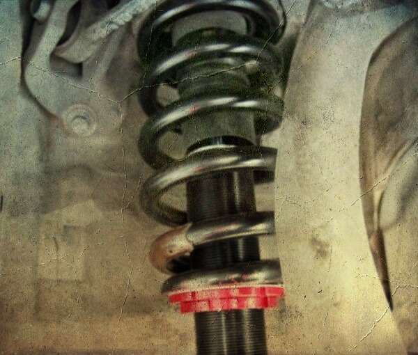 자동차-하부에-쇽업쇼바-부품