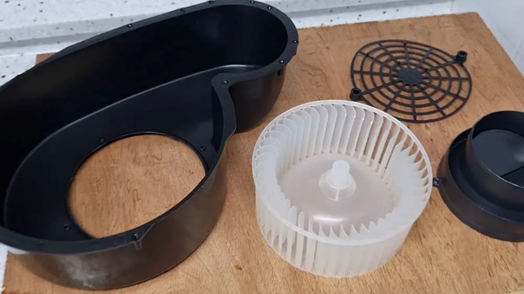 후드 날개 분해 모습