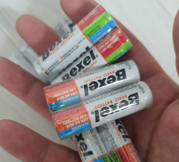 손바닥-위에-놓여진-AA건전지