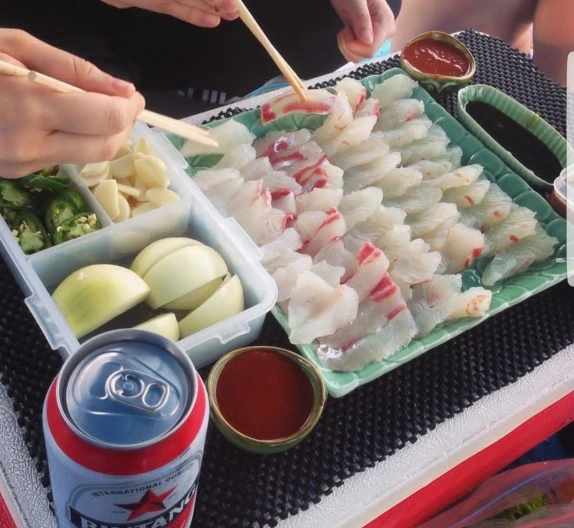 스노클링과 바다낚시 후 차려진 선상 회 한상