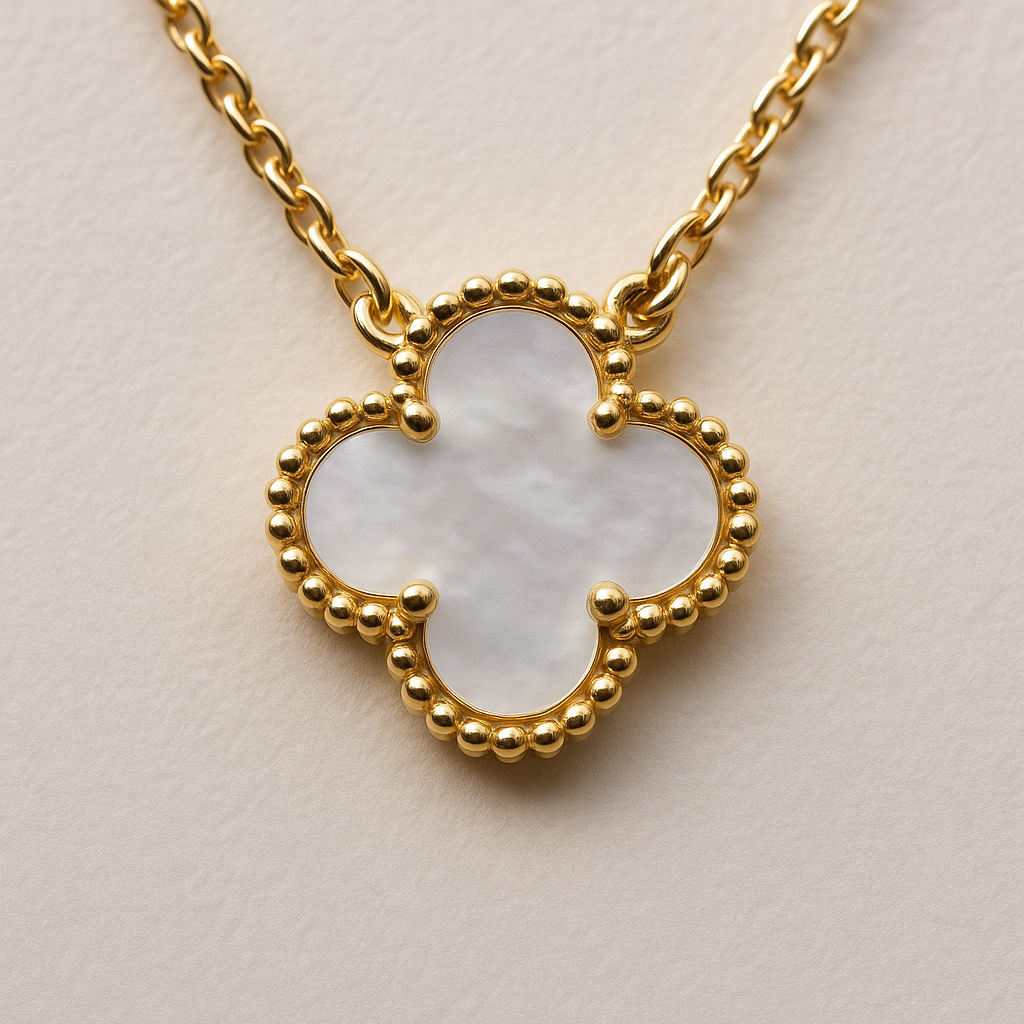 반클리프 앤 아펠 알함브라 목걸이 화이트 자개와 옐로우 골드 비드 장식 클로즈업