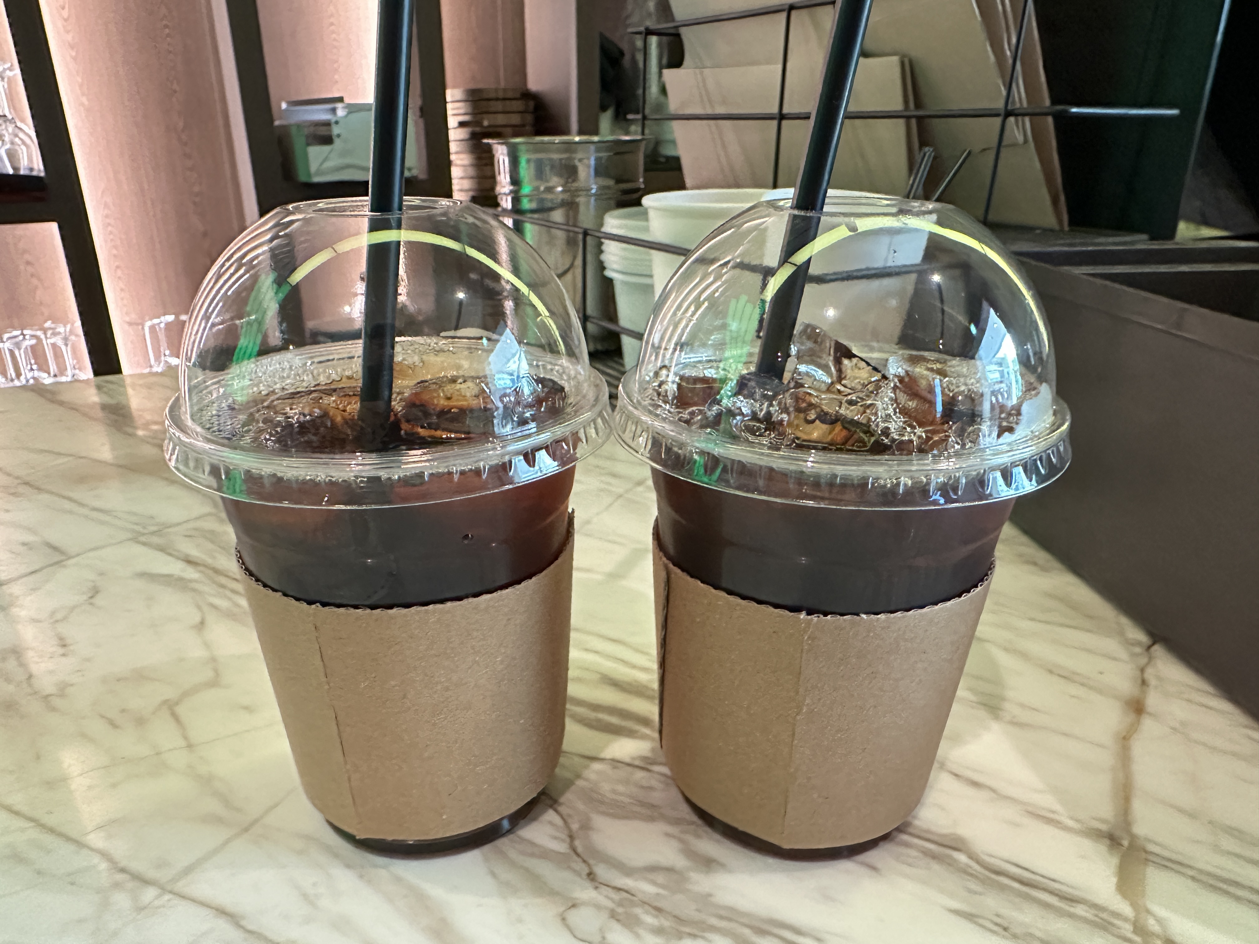 테이크아웃한 아메리카노 2잔