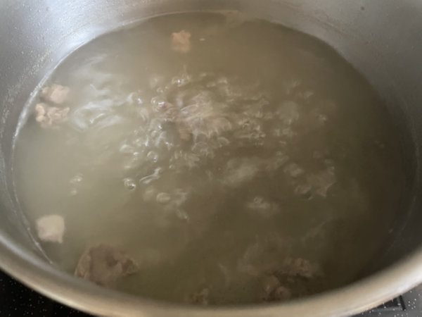 멸치 육수에 소고기 끓여서 푹 익히기