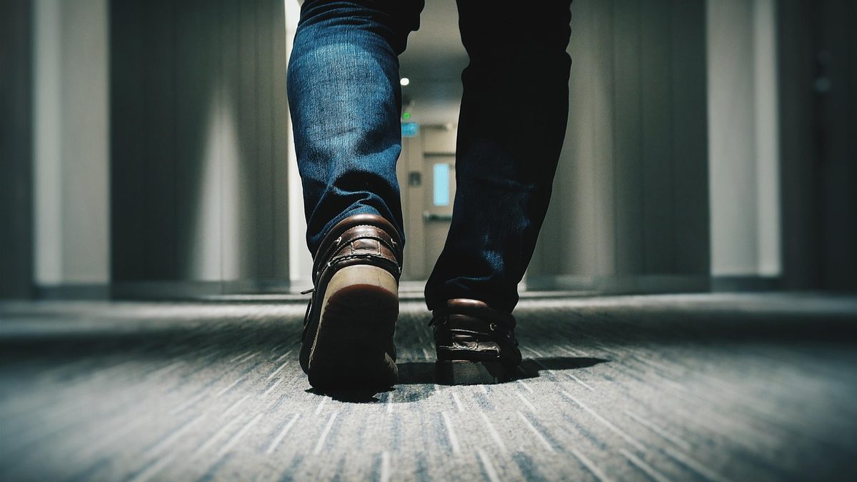 병원 복도를 천천히 걸으며 회복에 집중하는 모습