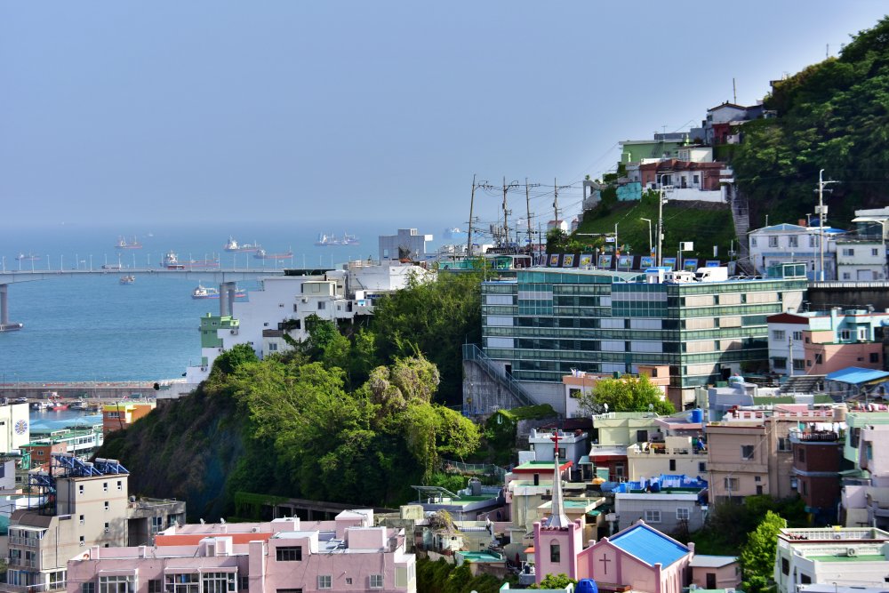 초장동 산복도로 바다가 보인다.