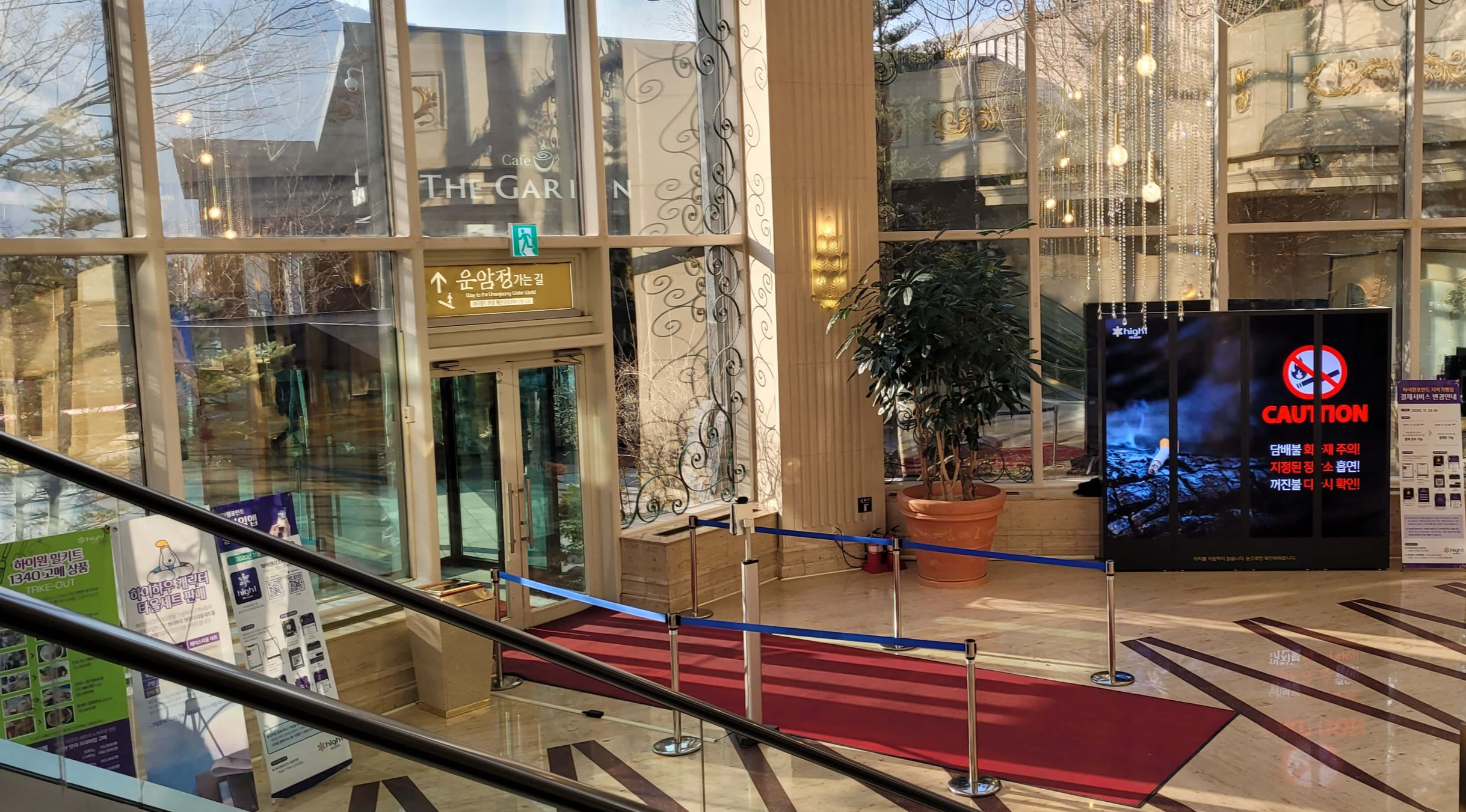 메인타워 4층 운암정으로 가는 출구 표치판