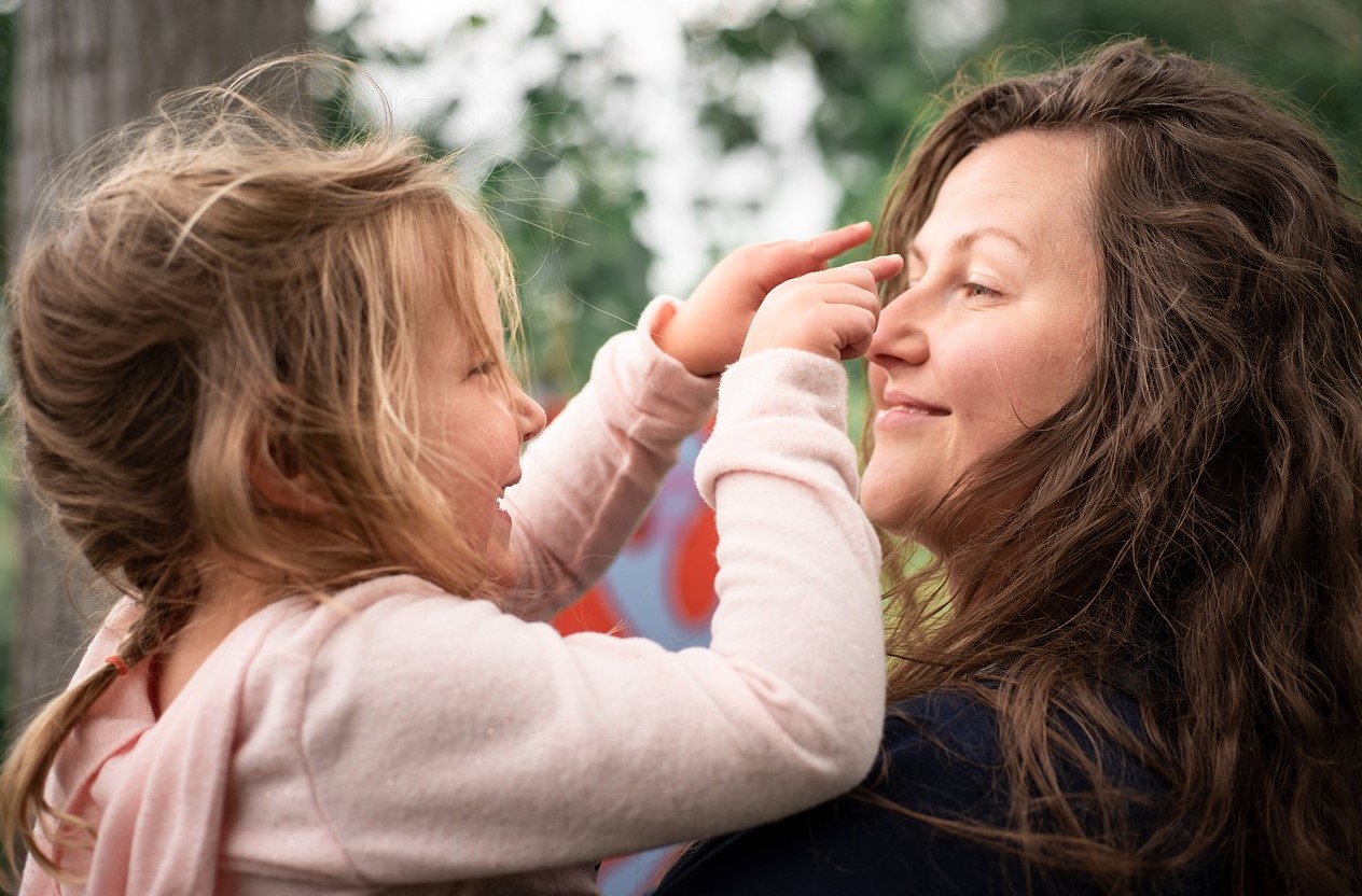 가족들과-함께-시간-보내는-여인