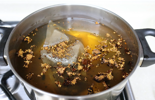 냄비에-보리차티백과-차가버섯조각