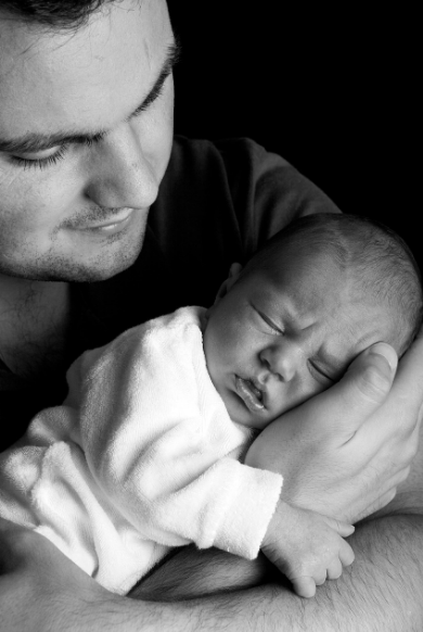 아빠 품에서 자는 아기