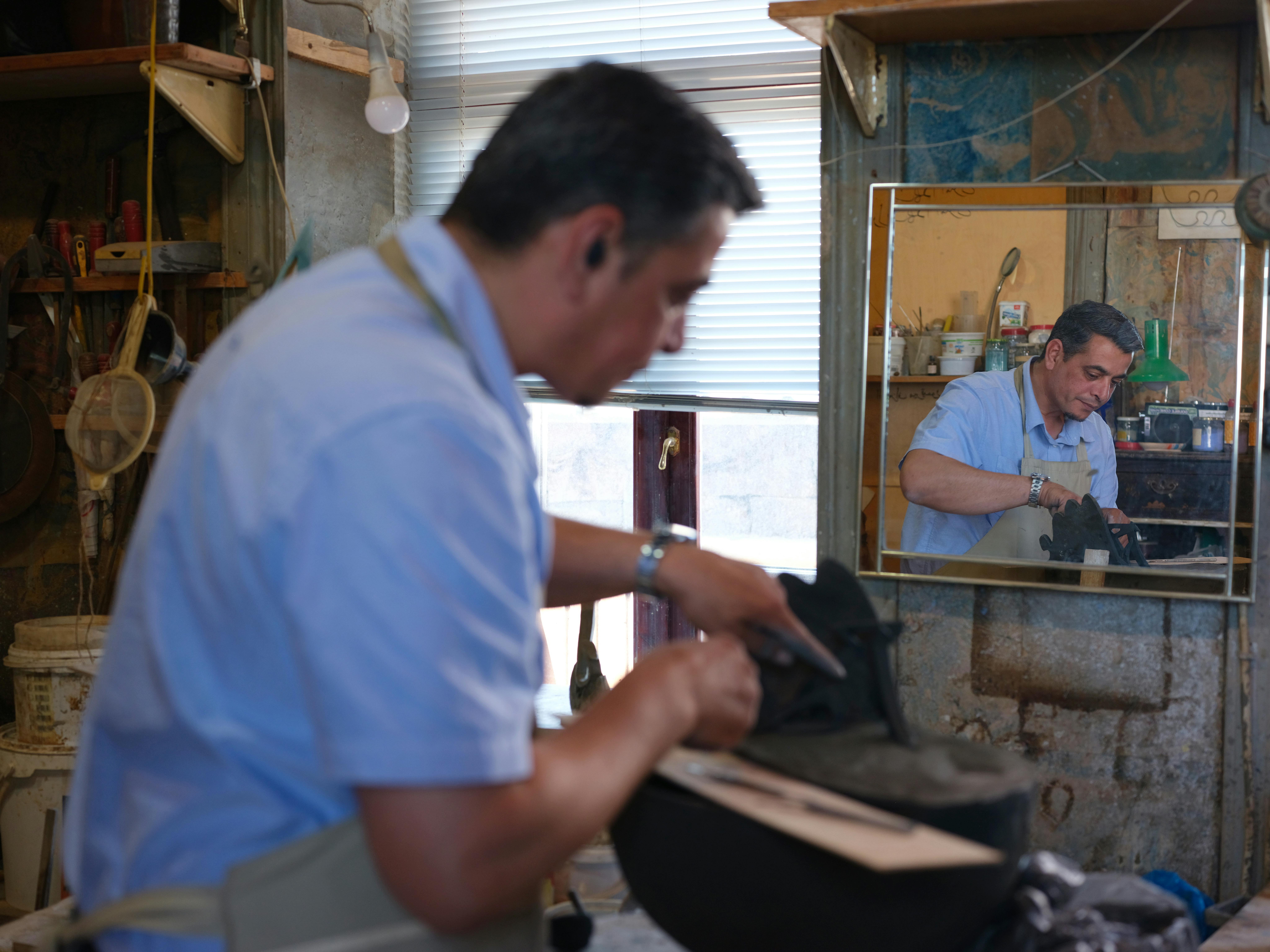 벌거벗고 아픈 몸으로 일하는을 상징하는 이미지