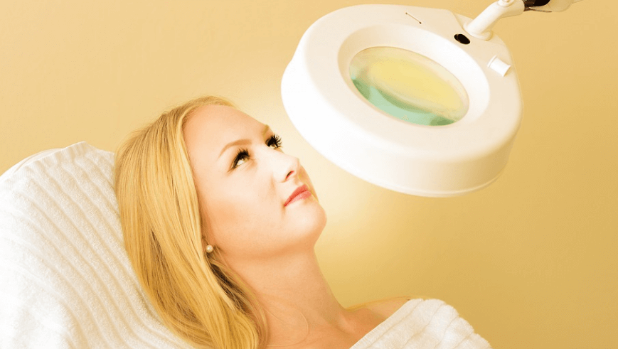 몸에 빨간 점이 생기는 이유를 확인하고 얼굴의 점들을 레이저 치료를 받고 있다