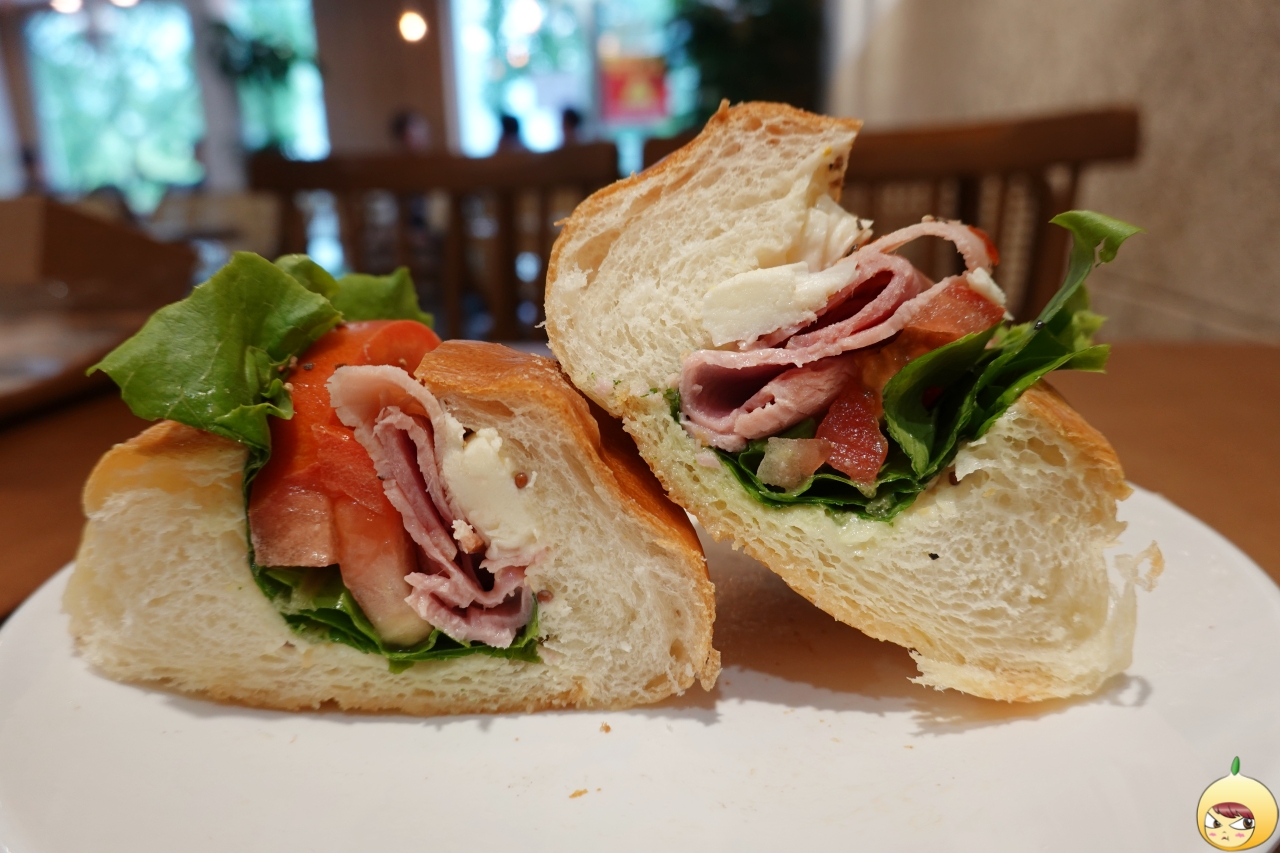 피렌체 생모짜렐라 샌드위치를 반으로 자른 모습