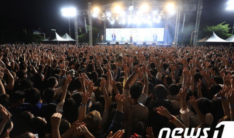 시험이 끝난 후 축제를 즐기는 학생들(출처 news1)