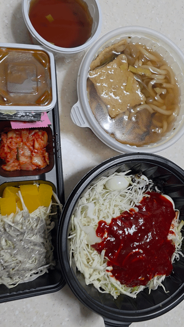돈까스 식사와 함께 곁들인 따뜻한 국물과 매콤한 쫄면 한상 모습
