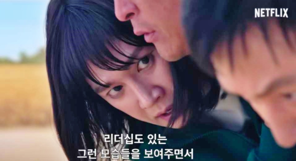 오징어게임-시즌2-참가자-현주-쓰러진-사람-부축하는-장면