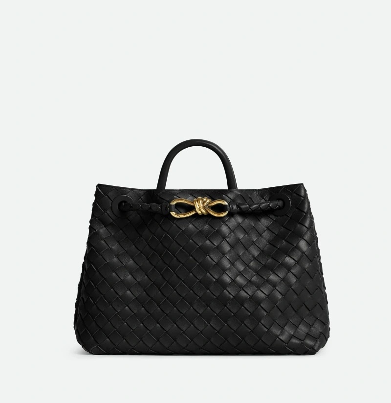 이영애 보테가, 이영애 보테가 베네타, 이영애 보테가 베네타 안디아모, 이영애 보테가 베네타 씨타백, 이영애 보테가 베네타 캄파나백, 보테가 베네타 가방, 보테가 베네타 스웨이드 백, 조용한 럭셔리 패션, 조용한 럭셔리 스타일, 4050 명품룩, 50대 명품 패션, 미니멀 명품백, 2025 가을 가방, 2025 패션 트렌드