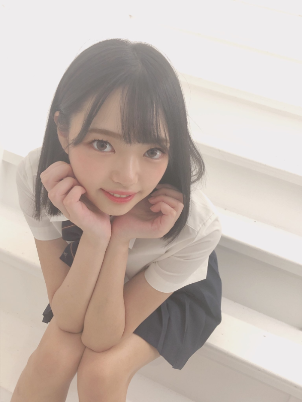 교복입고 턱을 괸 츠부라 아무 (Amu Tsubura) 사진