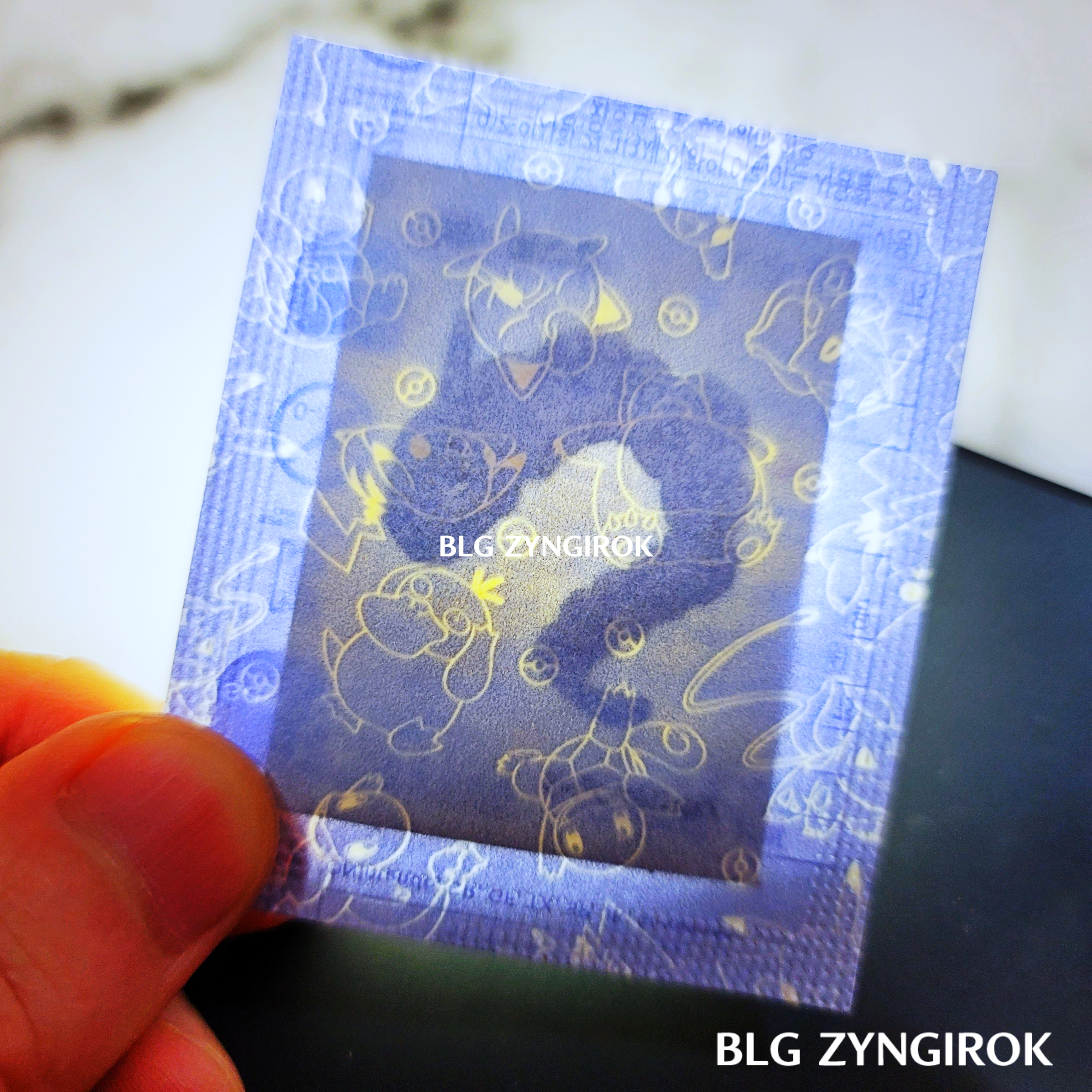 띠부띠부씰-롱스톤을-들고있다.